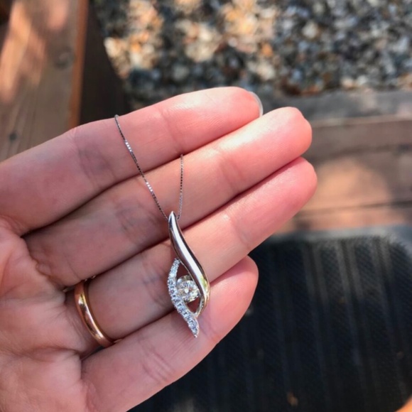 Zales 14k white gold necklace with pave diamonds and a center brilliant diamond - Picture 1 of 8